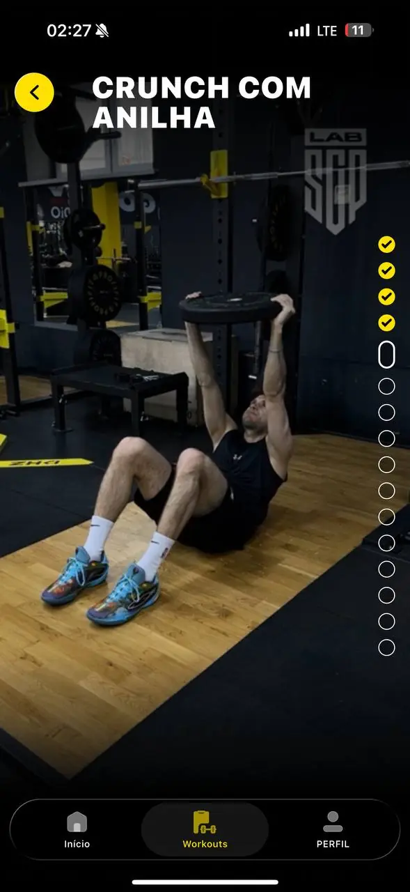 Crunch com anilha — vídeo do preparador